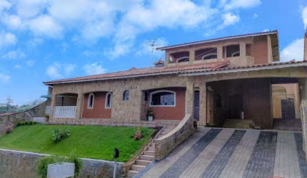 Sobrado para venda e aluguel em Arujá Country Club de 600.00m² com 3 Quartos, 3 Suites e 4 Garagens