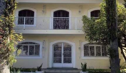 Casa para venda em Vila Oliveira de 400.00m² com 4 Quartos, 2 Suites e 4 Garagens