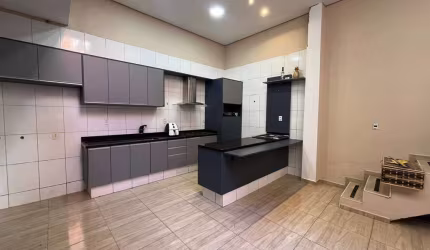Casa para alugar em Jardim Colonial de 250.00m² com 3 Quartos, 1 Suite e 2 Garagens