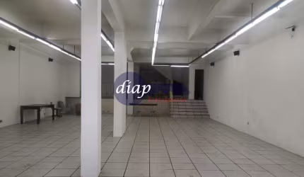 Ótimo prédio comercial no centro de Santo André com 2 salões grandes, 1 cozinha, área de serviço e no terceiro piso mais 2 salas e 1 salão. O Imóvel e