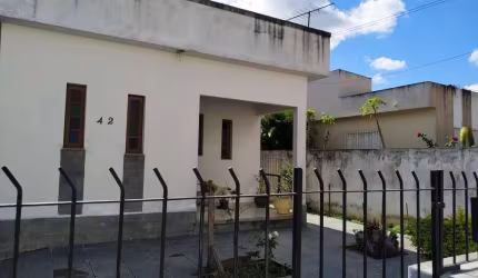 Centro: casa ampla com 03 quartos, 02 banheiros