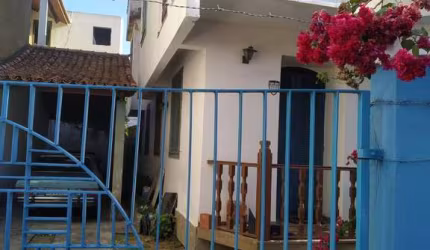 Centro: casa com 03 quartos, sendo 02 suítes