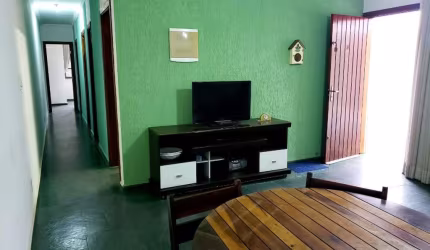 Apartamento térreo com 3 dormitórios e 2 vagas a 200 metros da Praia da Enseada.