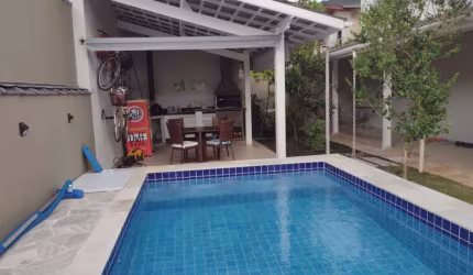 lindíssimo sobrado em condomínio, com Piscina.