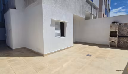 Apartamento Garden com amplo quintal e ótima localização