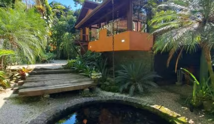 Excelente Casa rodeada de área verde a 300 metros da Praia do Felix