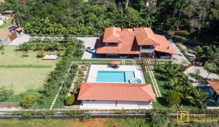 LINDA MANSÃO COM 6 DORMITORIOS E COM 5 MIL METROS DE TERRENO E 700 METROS DE CONSTRUÇÃO.