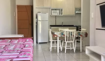 Apartamento com 02 dormitórios, sendo 01 suíte, varanda gourmet, 2 vagas de garagem e piscina com uma vista incrível.