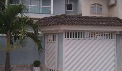 LINDA CASA NO CONDOMÍNIO VALE DAS PALMEIRAS NO BAIRRO DE CAMPO GRANDE, PRÓXIMO AO WEST SHOPPING.