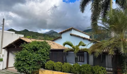Excepcional Oportunidade - Casa Colonial em Condomínio Club de Mais Alto Padrão no Bairro do Rio de Prata