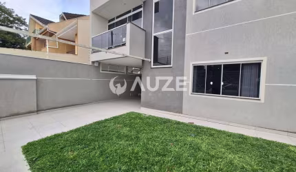 Sobrado, frente para rua com jardim e terraço, terreno com 100m²