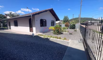 Casa Semi Mobiliada com Amplo Terreno e 03 Quartos