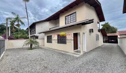 Amplo Sobrado Averbado com 03 Quartos