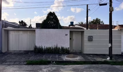 Casa com 4 dormitórios sendo 2 suítes + DCE e Piscina no Jardim Petrópolis - 255m²