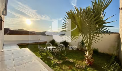 Casa com 5 quartos à venda, 321 m² por R$ 980.000
