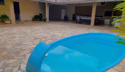 Sobrado no Floresta com 4 quartos e piscina ( Estuda Permuta )