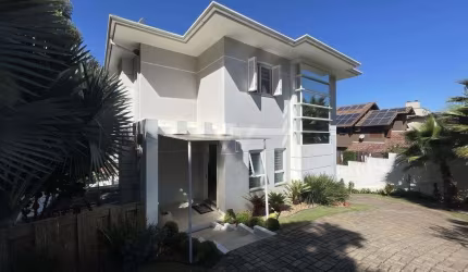 Casa com 3 quartos à venda no Centro, Campo Bom  por R$ 1.450.000
