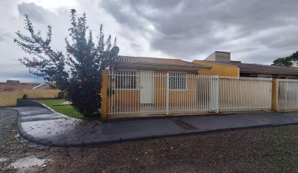 Casa em Araucária, bairro Thomaz Coelho dentro de condomínio, isolada, com 2 quartos desocupada com 2 vagas de garagem