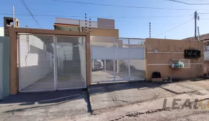 Vendo sobrando com possibilidade de 02 casas separadas no Centro América em Cuiabá - MT.