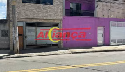 Casa com 4 quartos sendo 1 suíte e 2 vagas de garagem para alugar no Jd. São João - Por R$ 2.560,00