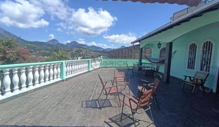 Casa com 3 quartos à venda na Rua Jequié, 255, Fazendinha, Teresópolis, 204 m2 por R$ 870.000