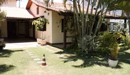 Casa 3 quartos linear em condomínio no Braga.