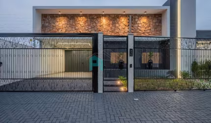 Casa alto padrão no bairro Tropical II