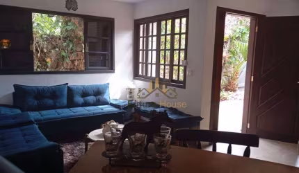 Casa térrea em Condomínio, disponível pra venda e locação, na Granja Viana.