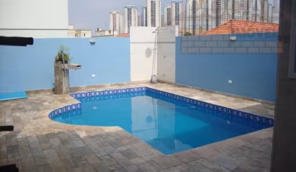 CASA TÉRREA E ISOLADA COM PISCINA