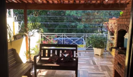 Imperdível casa à venda em Taboão da Serra-SP, Jardim América: 2 quartos, 1 sala, 3 banheiros, 3 vagas, 120m²! Aproveite!