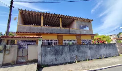 Casa espaçosa com 04 quartos, sendo uma suíte, 166m2