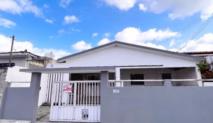 BAIRRO DOS IPÊS - #joãopessoa #paraiba .Casa para VENDER, 3 qtos com 2 salas, terraço toda gradeada.