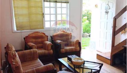 Linda casa triplex semi mobiliada em condomínio. Entrar e morar!