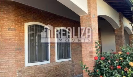 Casa Padrão no Bairro N/C em Uberaba: 3 dormitórios, suíte, cozinha, garagem e sala