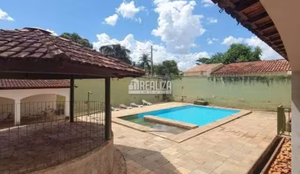 Casa com Piscina e Móveis Planejados no bairro Santa Maria, em Uberaba