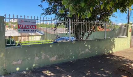 Terreno com edícula no fundo