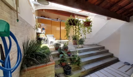 *Casa à venda no bairro Planalto, próxima ao polo comercial*