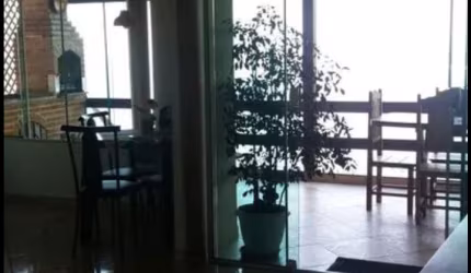 Excelente casa com linda vista para o mar, à 200 M da praia!