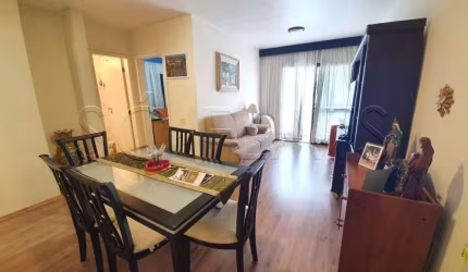 Flat para locação mobiliado com  2 excelentes dormitórios, andar alto, sala e suíte avarandadas.