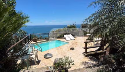 Casa Duplex Niemayer com piscina vista icônica  para o mar.