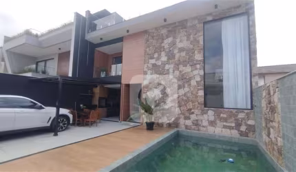 Casa tríplex Porteira fechada 4 Suítes e Closet armários planejados  Piscina a venda