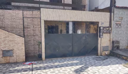 Casa térrea 4/4 e 1 vaga em excelente localização - Periperi
