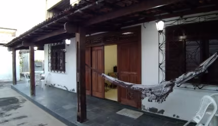 Excelente Casa ampla 4/4 sendo 1 suite, varanda social e espaço gourmet
