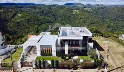 Casa de alto padrão com suíte, piscina e vista, à venda em Nova Petrópolis na Serra Gaúcha