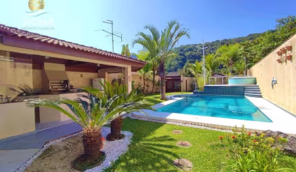 Casa à venda com 3 suítes - Piscina e churrasqueira - Condomínio com segurança e lazer - Jardim Albamar, Guarujá/SP