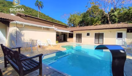 Casa na praia, Condomínio fechado, 5 suítes, Piscina, Churrasqueira, Albamar, Guarujá.