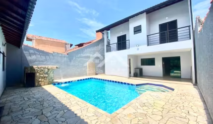 Sobrado com 4 quartos (3 suítes), área de lazer com churrasqueira e piscina em Peruíbe