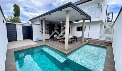 Sobrado com piscina em condomínio em Peruíbe
