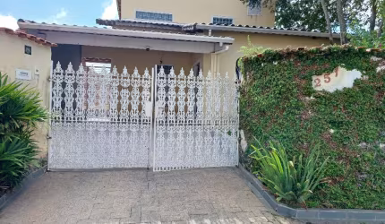 Vendo Casa de rua com 4 dormitórios sendo 3 suítes