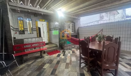 Casa Sobreposta Baixa com 3 Quartos e 2 Vagas de Garagem